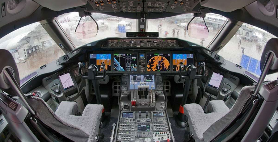 نمای کابین خلبان در هواپیمای B-747