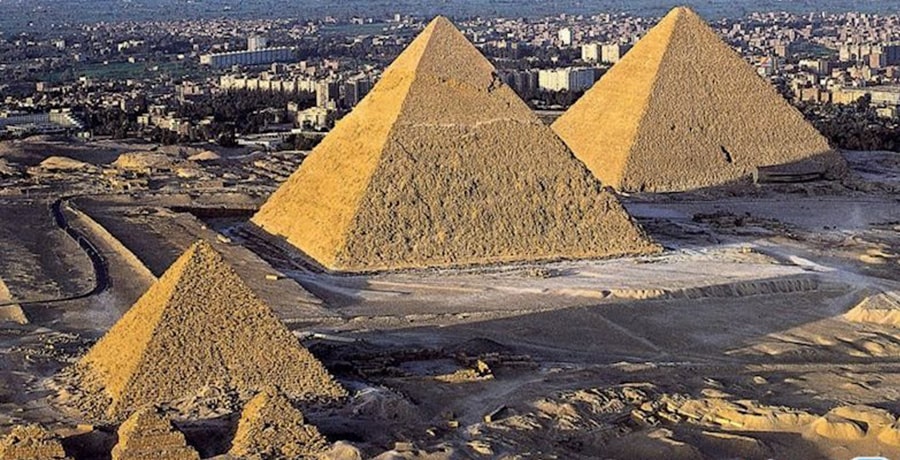 تصویری از اهرام جیزه در مصر به عنوا یکی از عجایب هفتگانه دنیا
