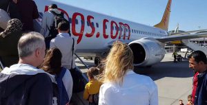 مسافران در حال سوار شدن هواپیما پگاسوس